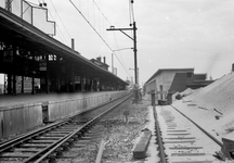 839927 Gezicht op de oude, lage sporen van het N.S.-station Schiedam te Schiedam, met rechts het viaduct voor het in ...